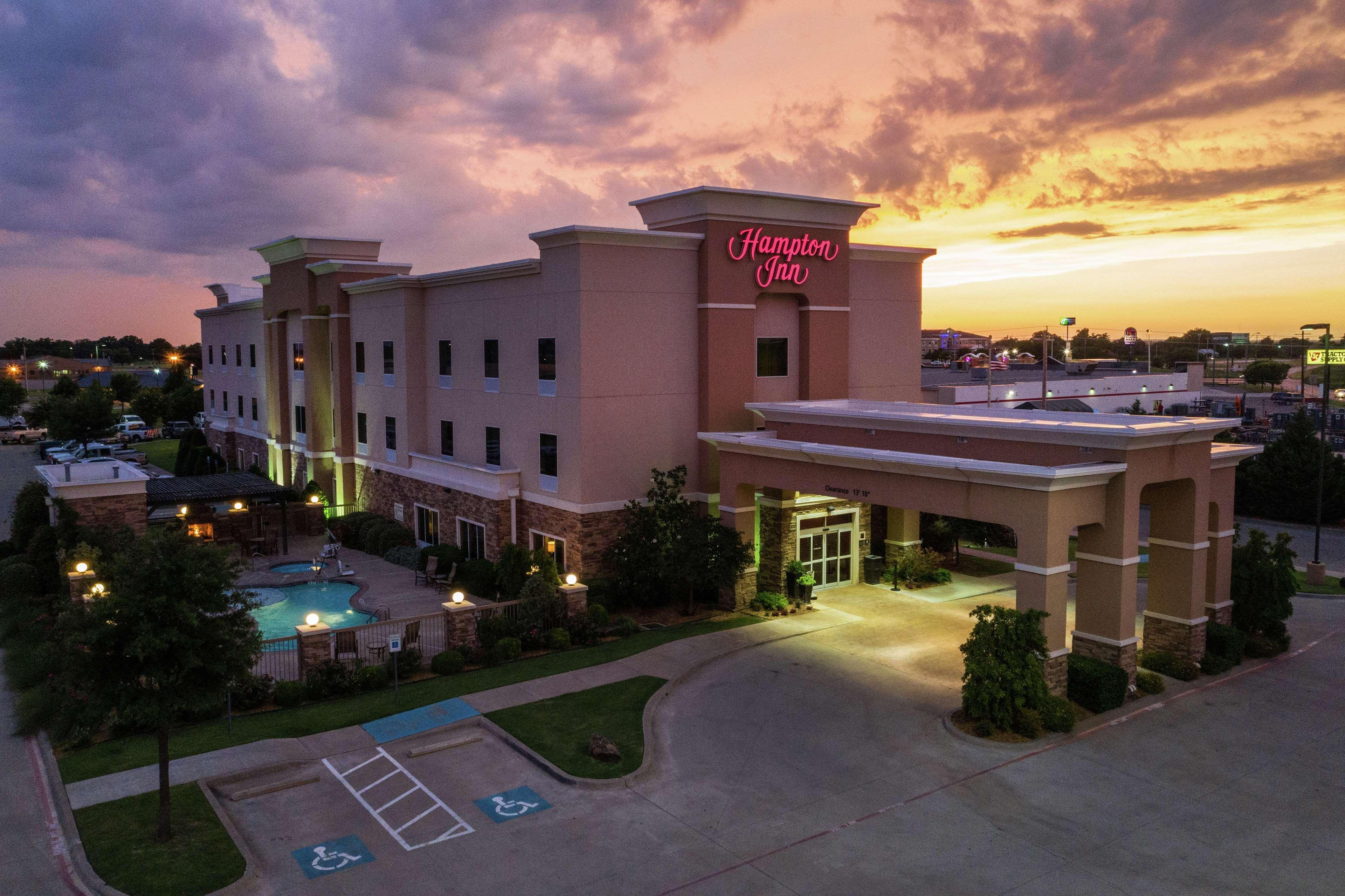 Hampton Inn Vernon Buitenkant foto