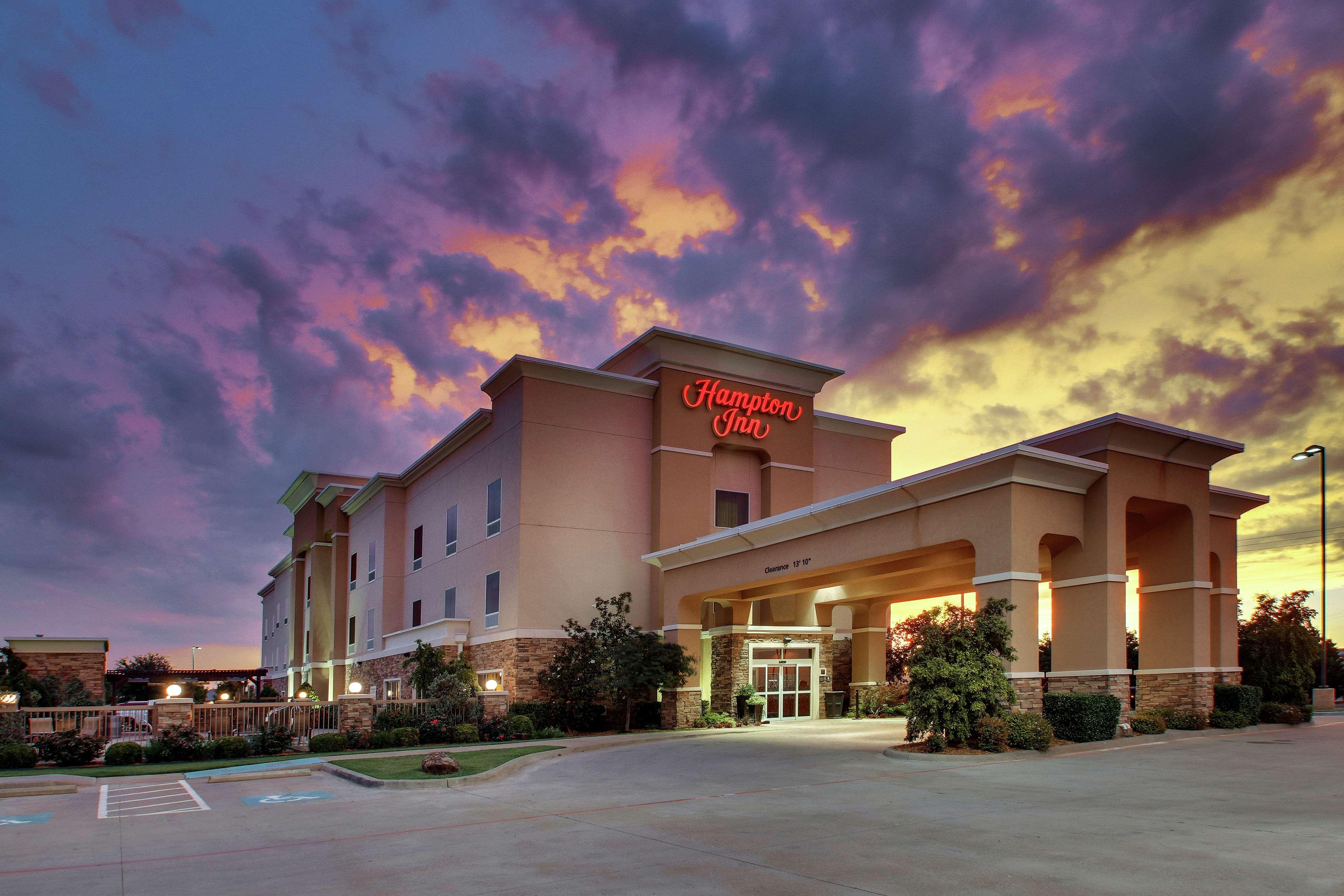 Hampton Inn Vernon Buitenkant foto