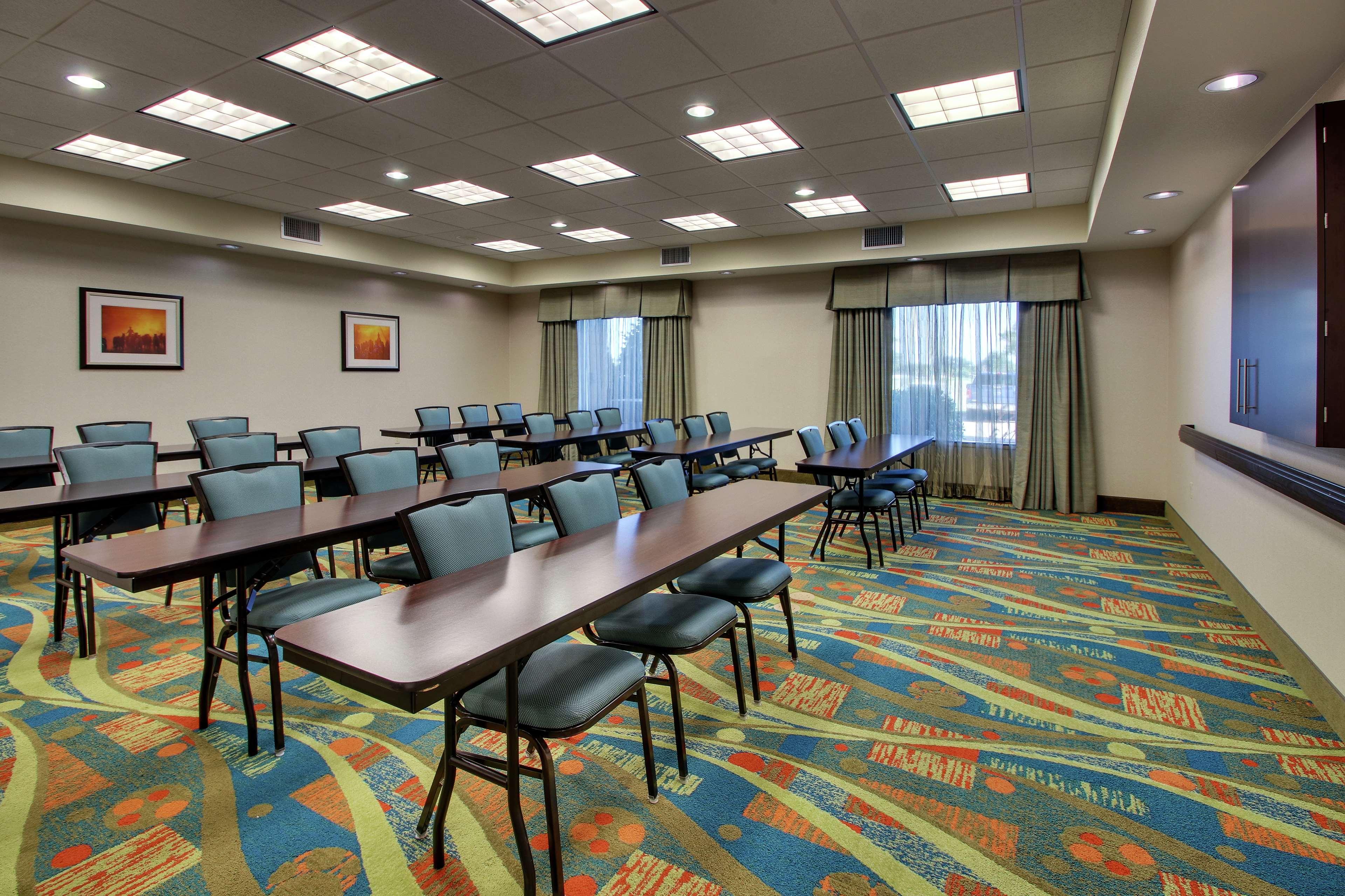Hampton Inn Vernon Buitenkant foto