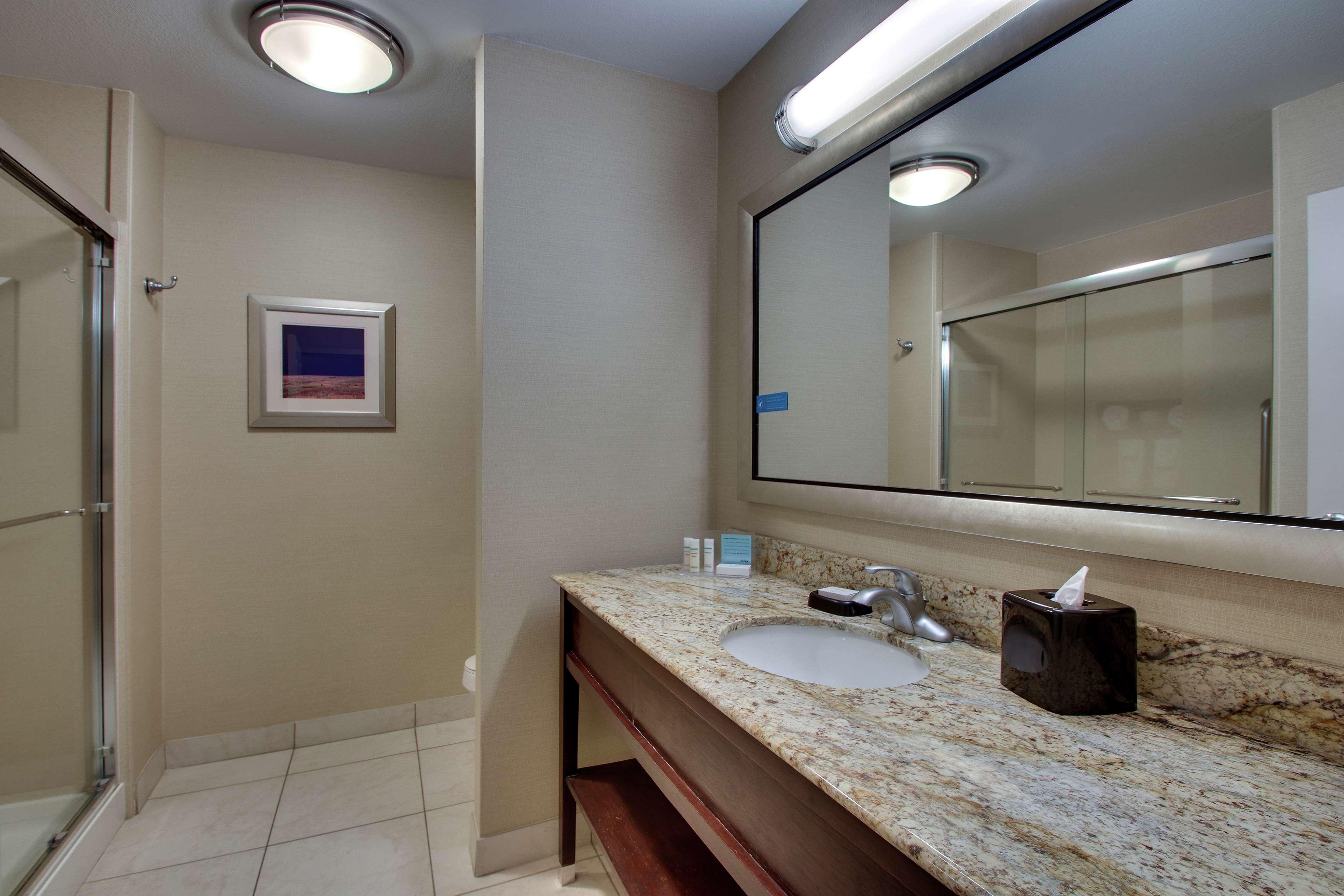Hampton Inn Vernon Buitenkant foto
