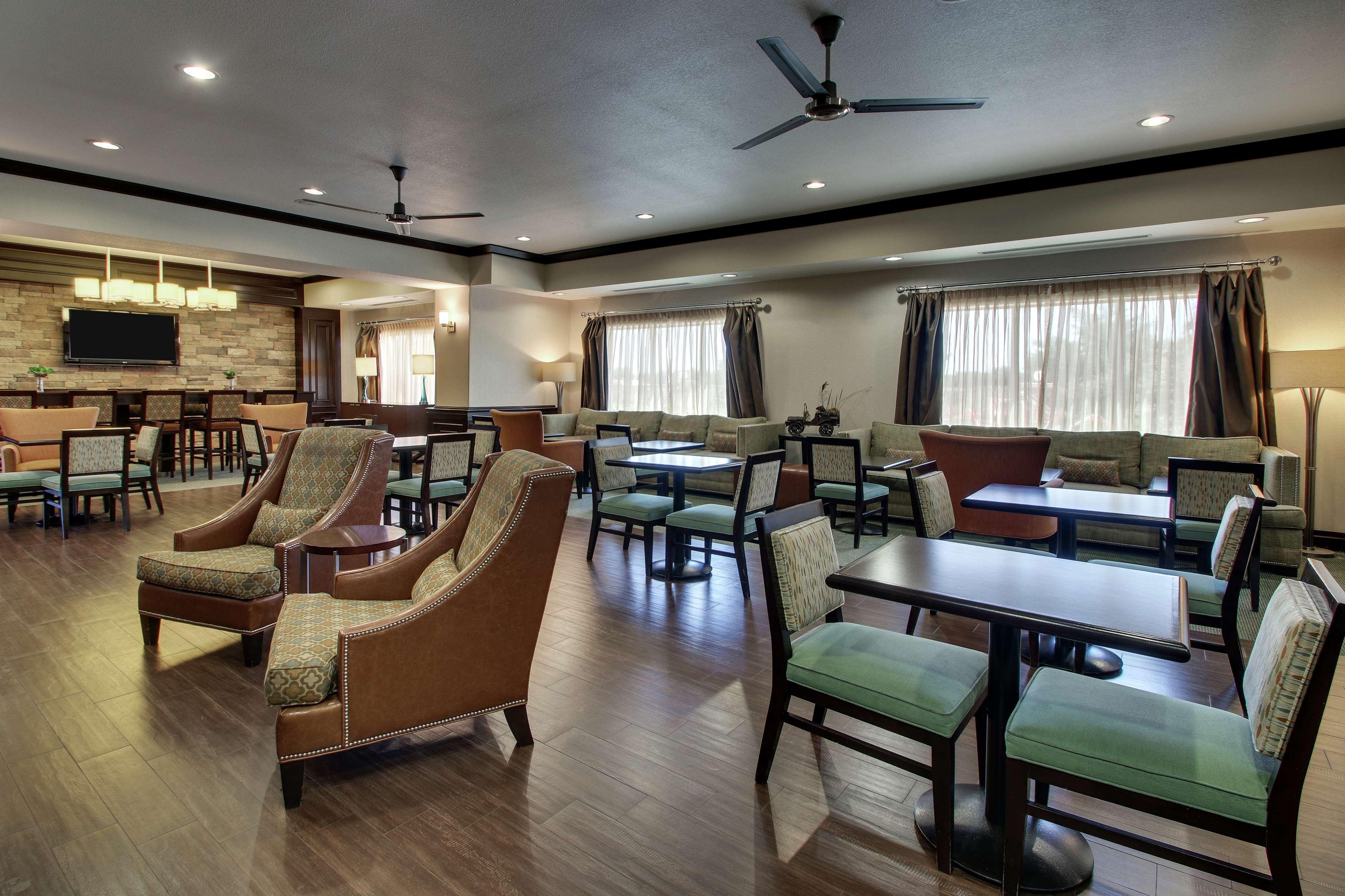 Hampton Inn Vernon Buitenkant foto
