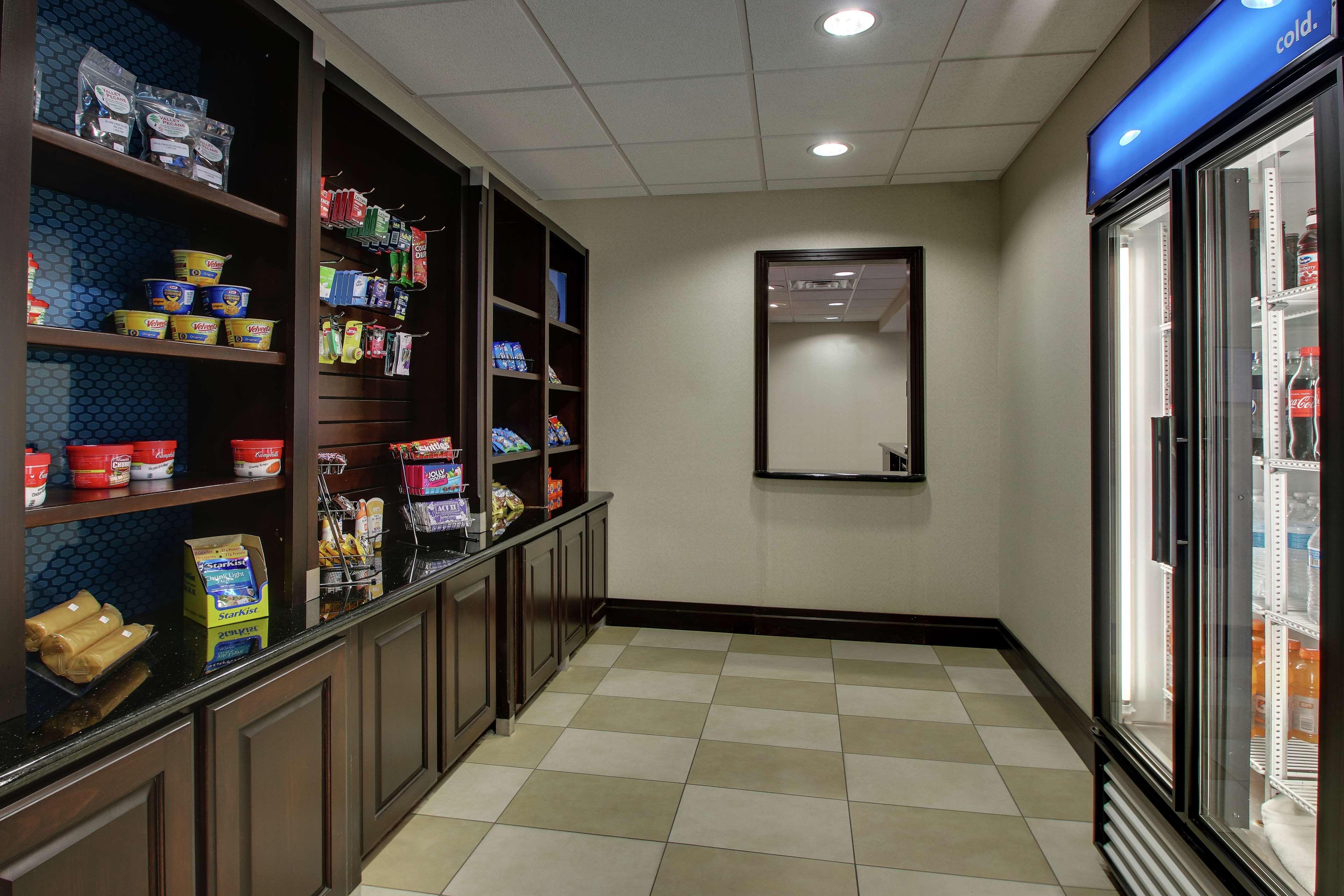 Hampton Inn Vernon Buitenkant foto