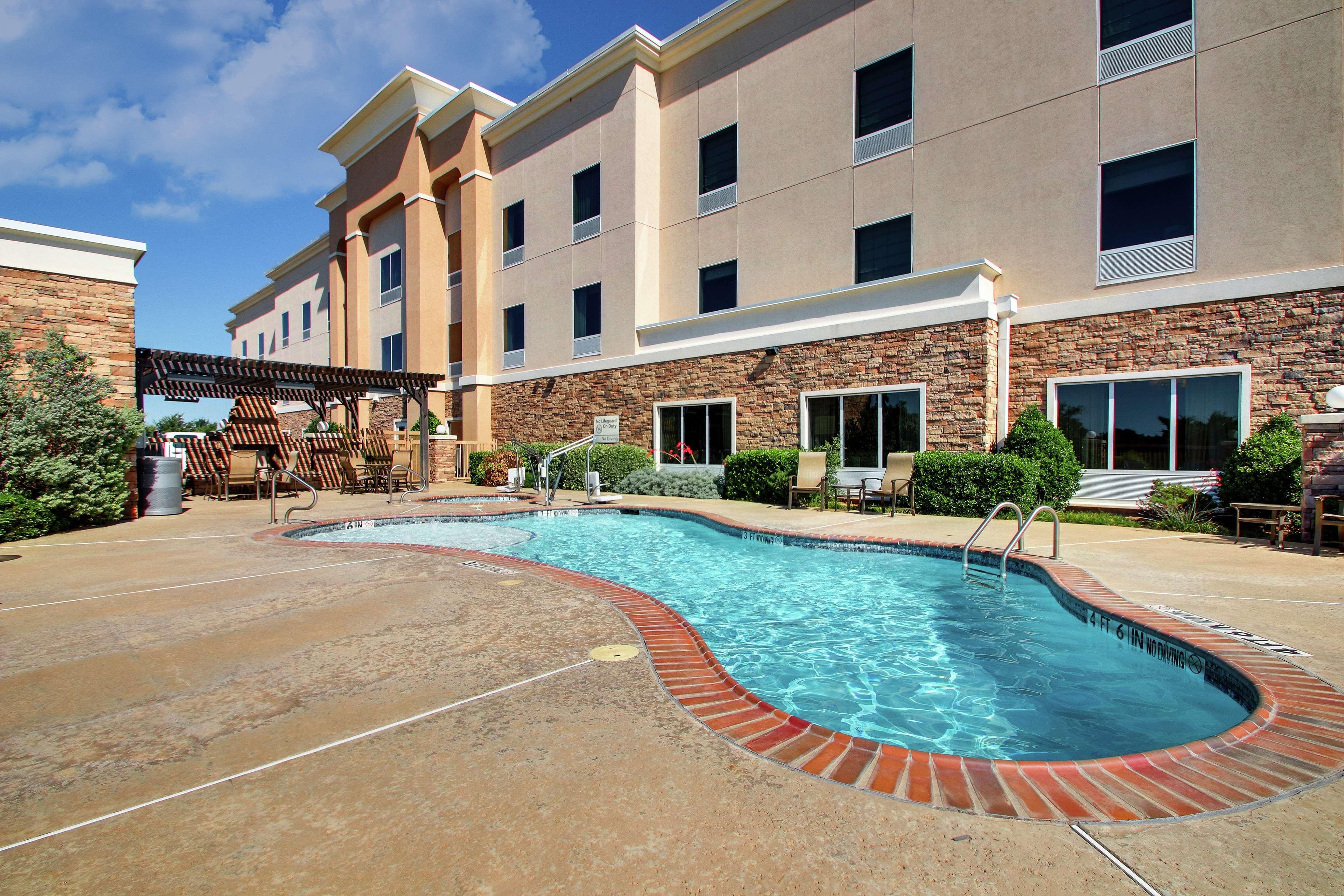 Hampton Inn Vernon Buitenkant foto