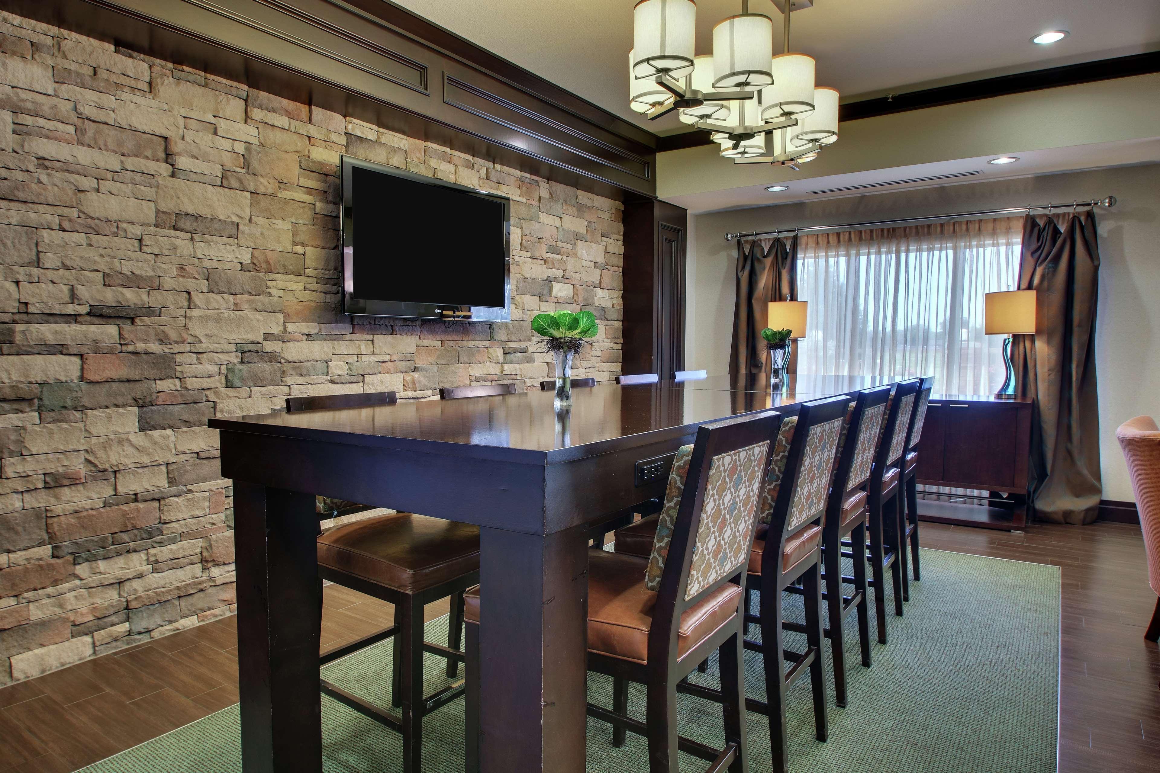 Hampton Inn Vernon Buitenkant foto