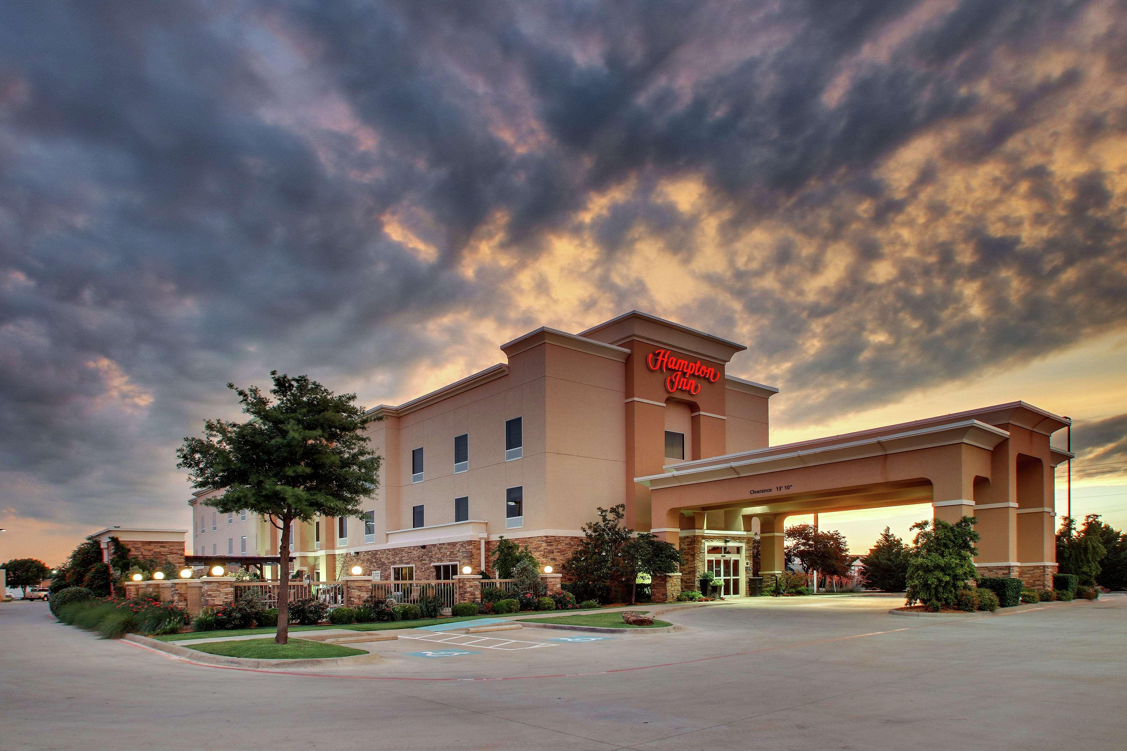 Hampton Inn Vernon Buitenkant foto