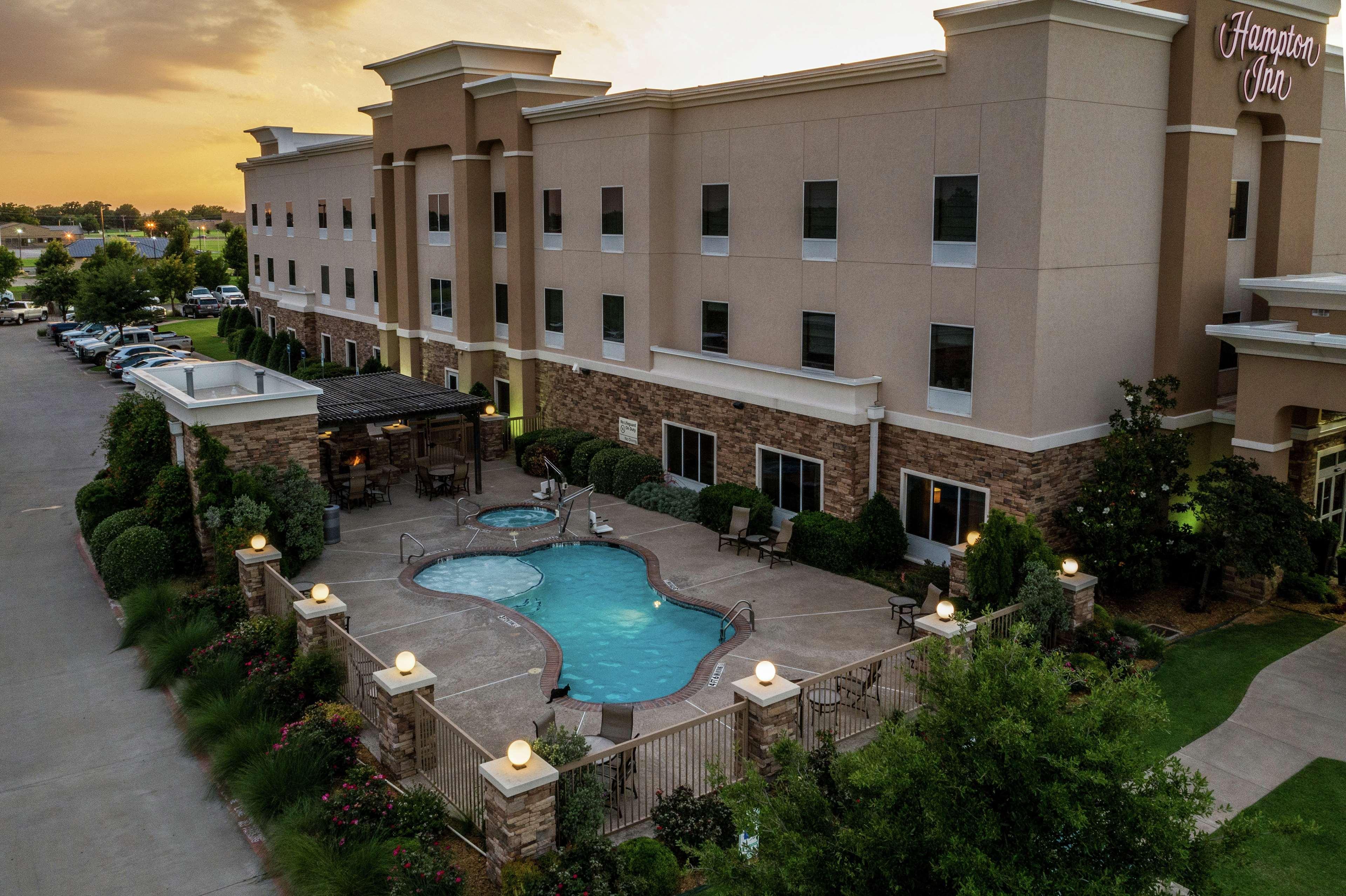 Hampton Inn Vernon Buitenkant foto