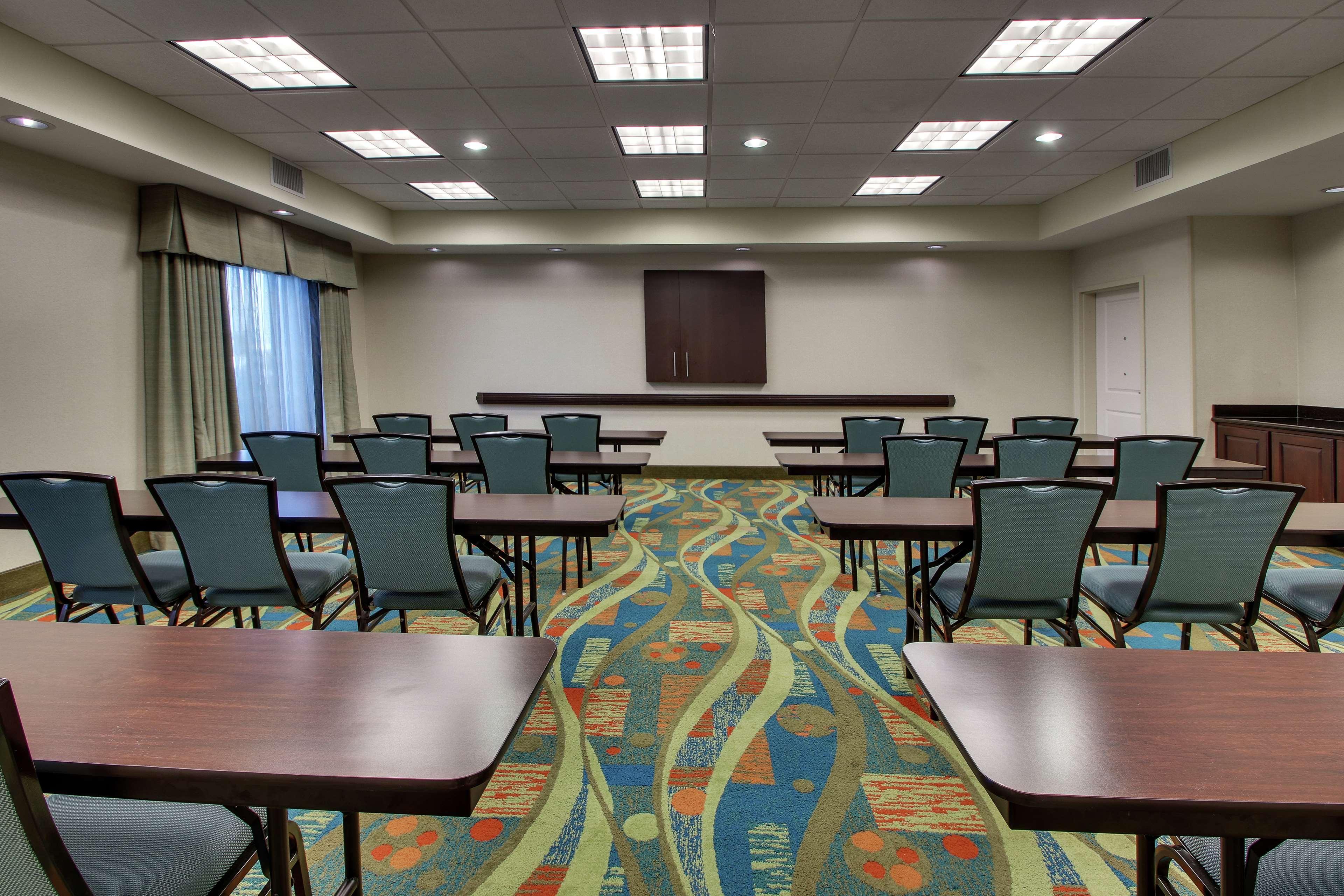 Hampton Inn Vernon Buitenkant foto