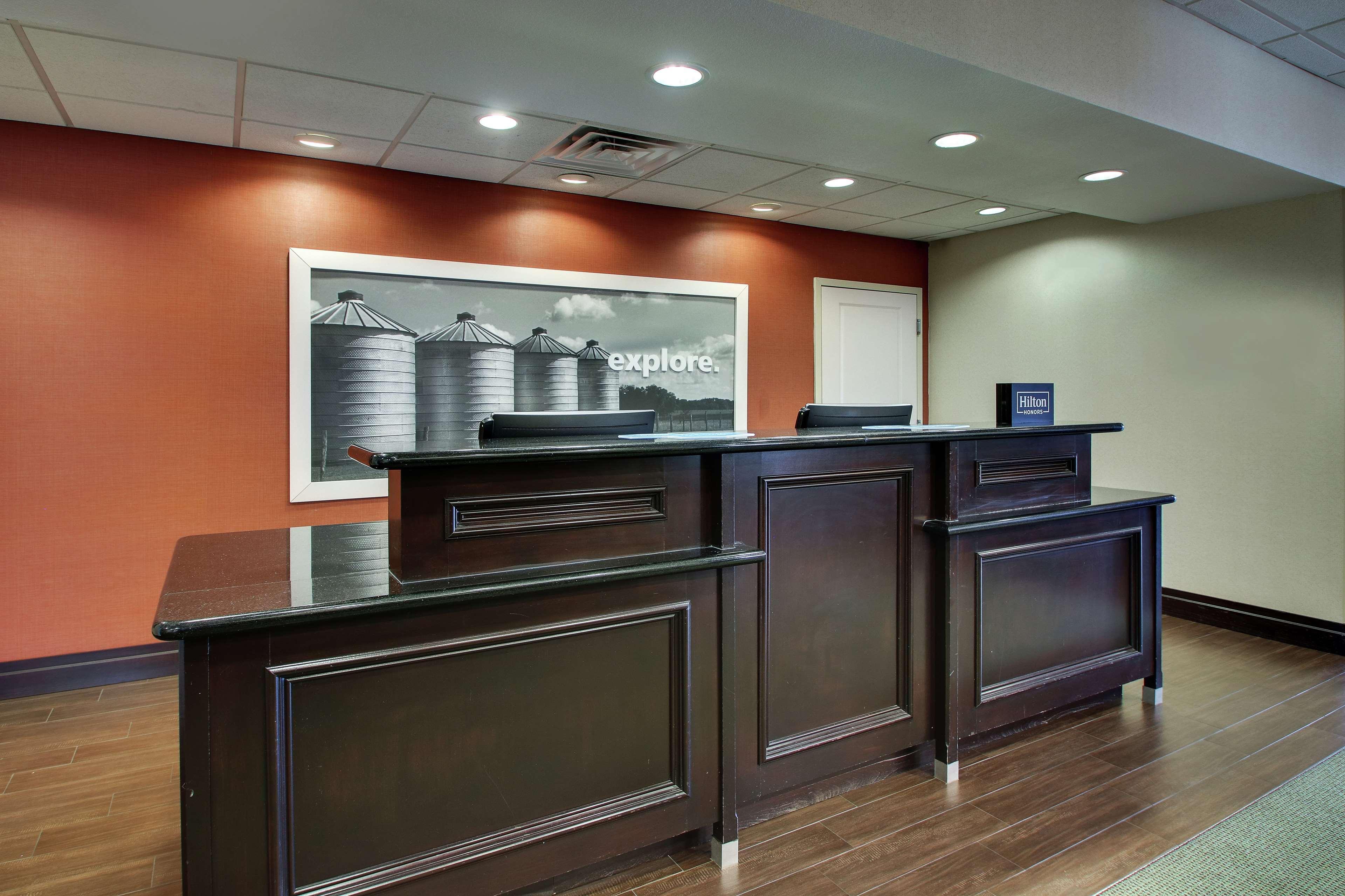 Hampton Inn Vernon Buitenkant foto