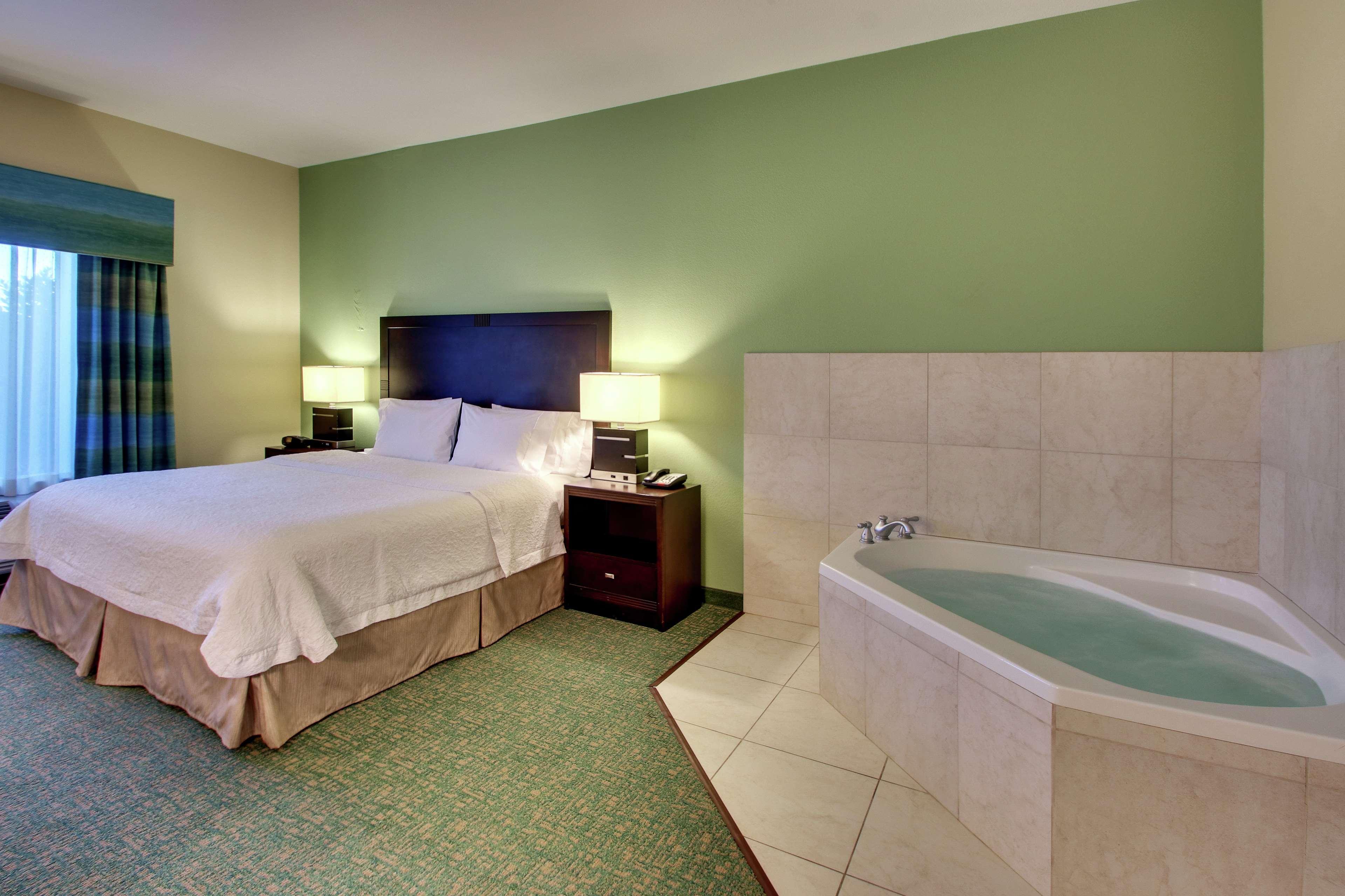 Hampton Inn Vernon Buitenkant foto