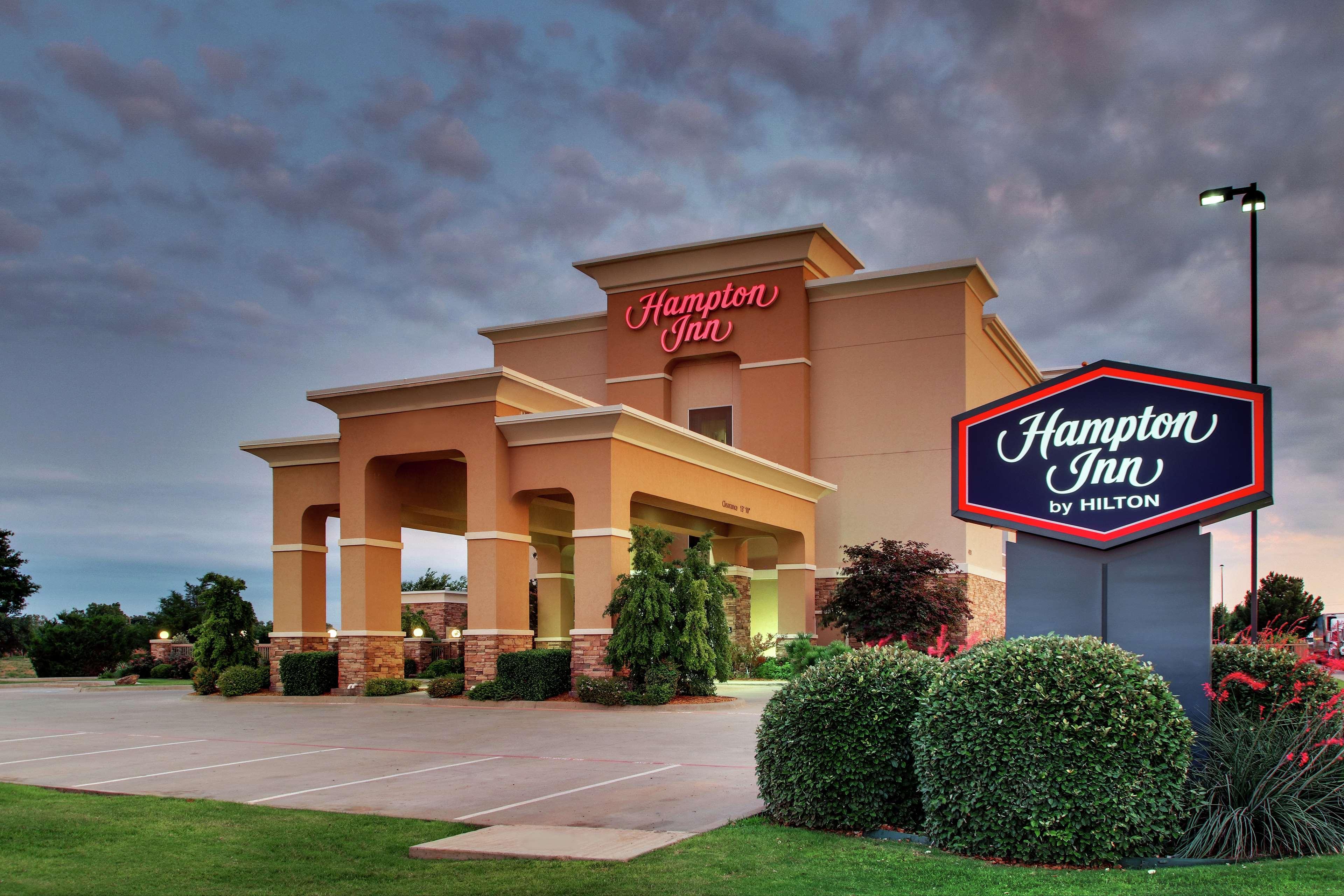 Hampton Inn Vernon Buitenkant foto