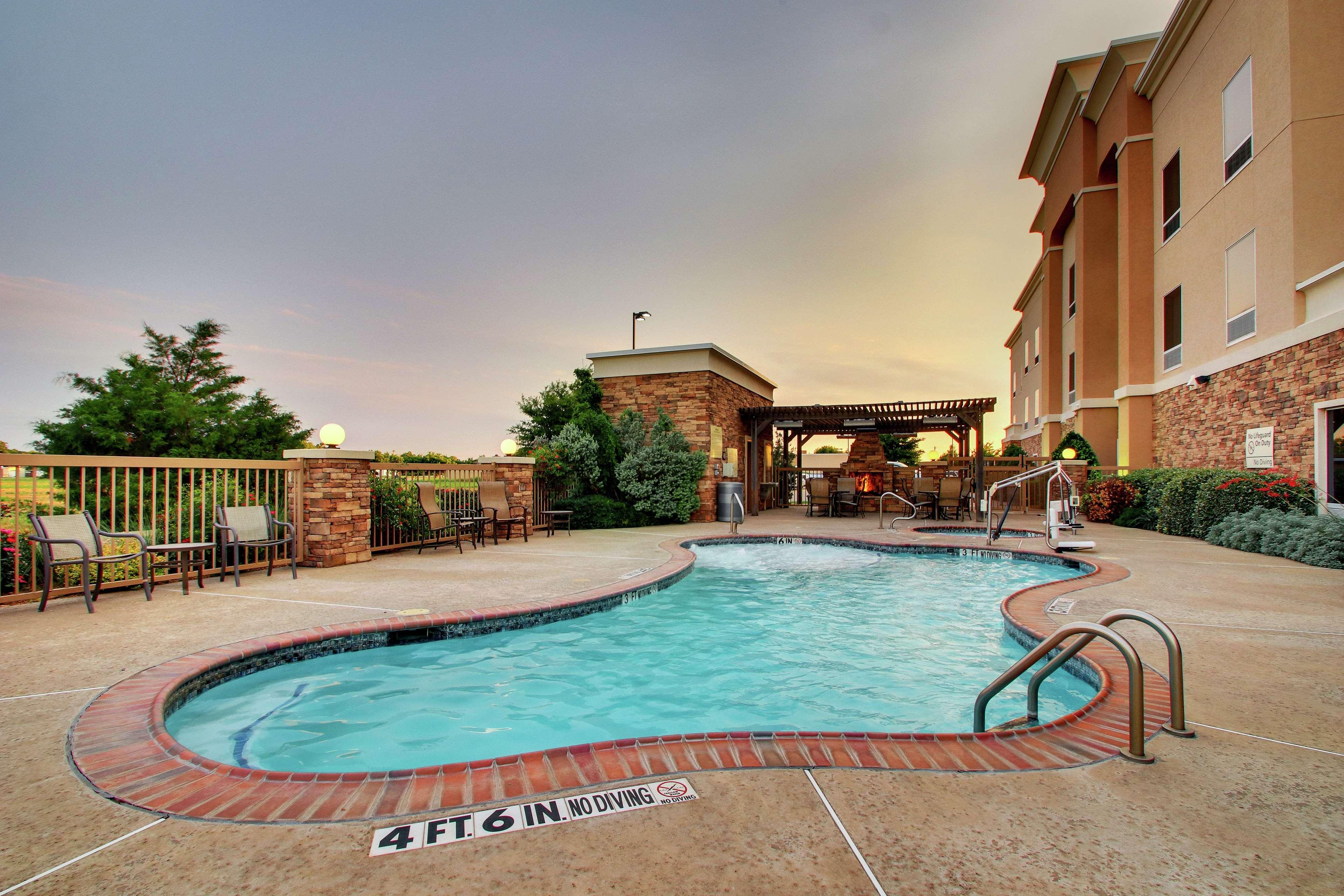 Hampton Inn Vernon Buitenkant foto