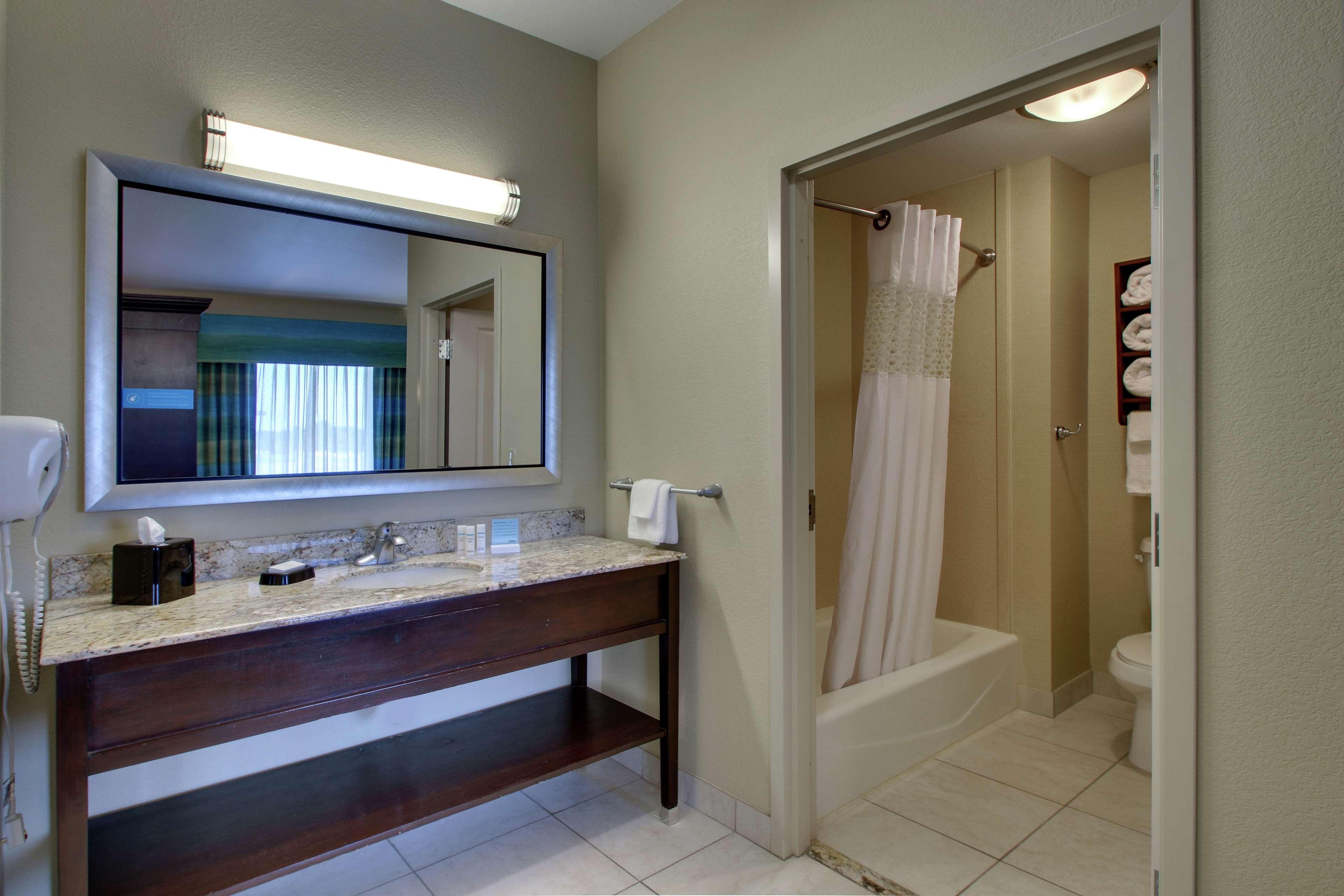 Hampton Inn Vernon Buitenkant foto