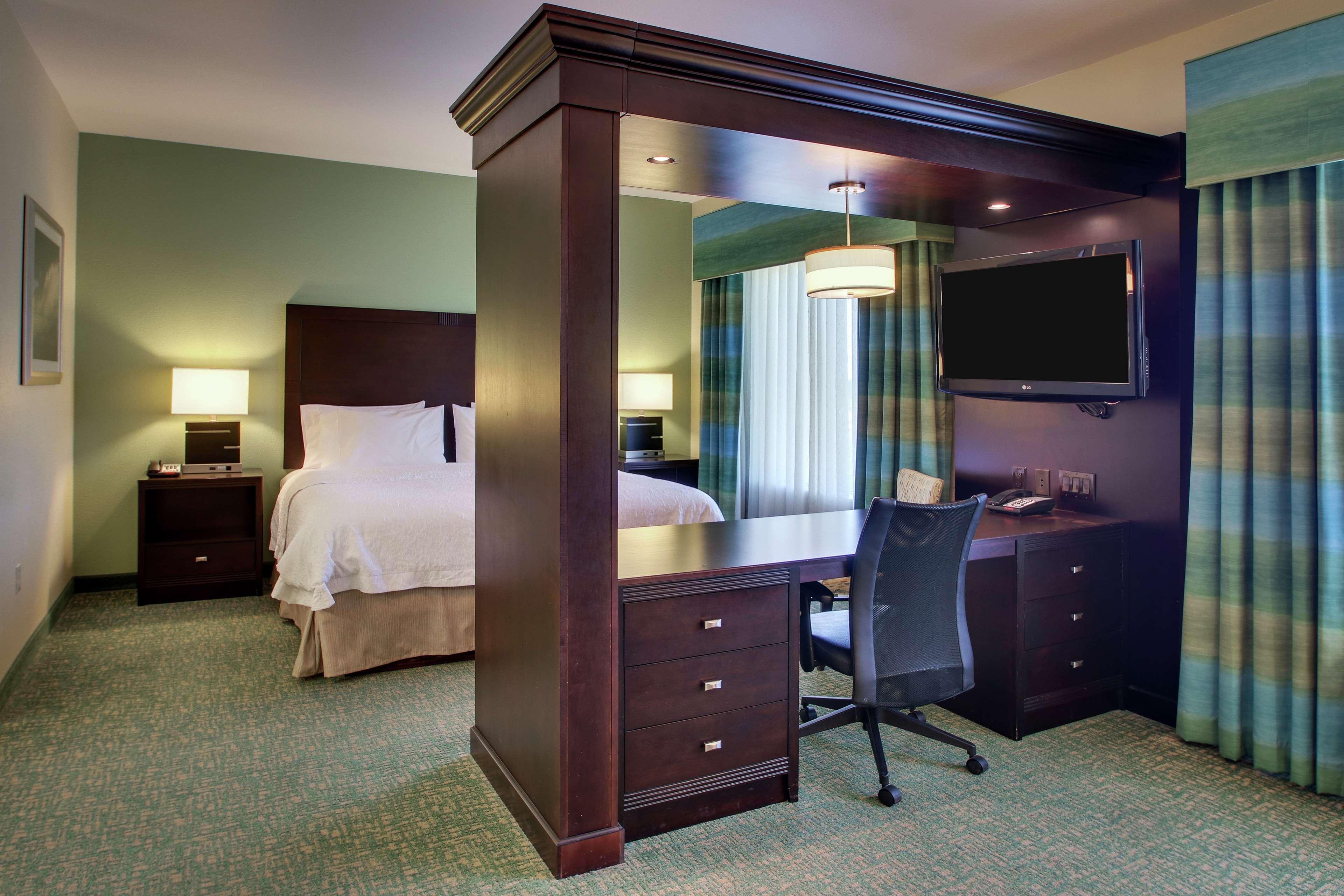 Hampton Inn Vernon Buitenkant foto
