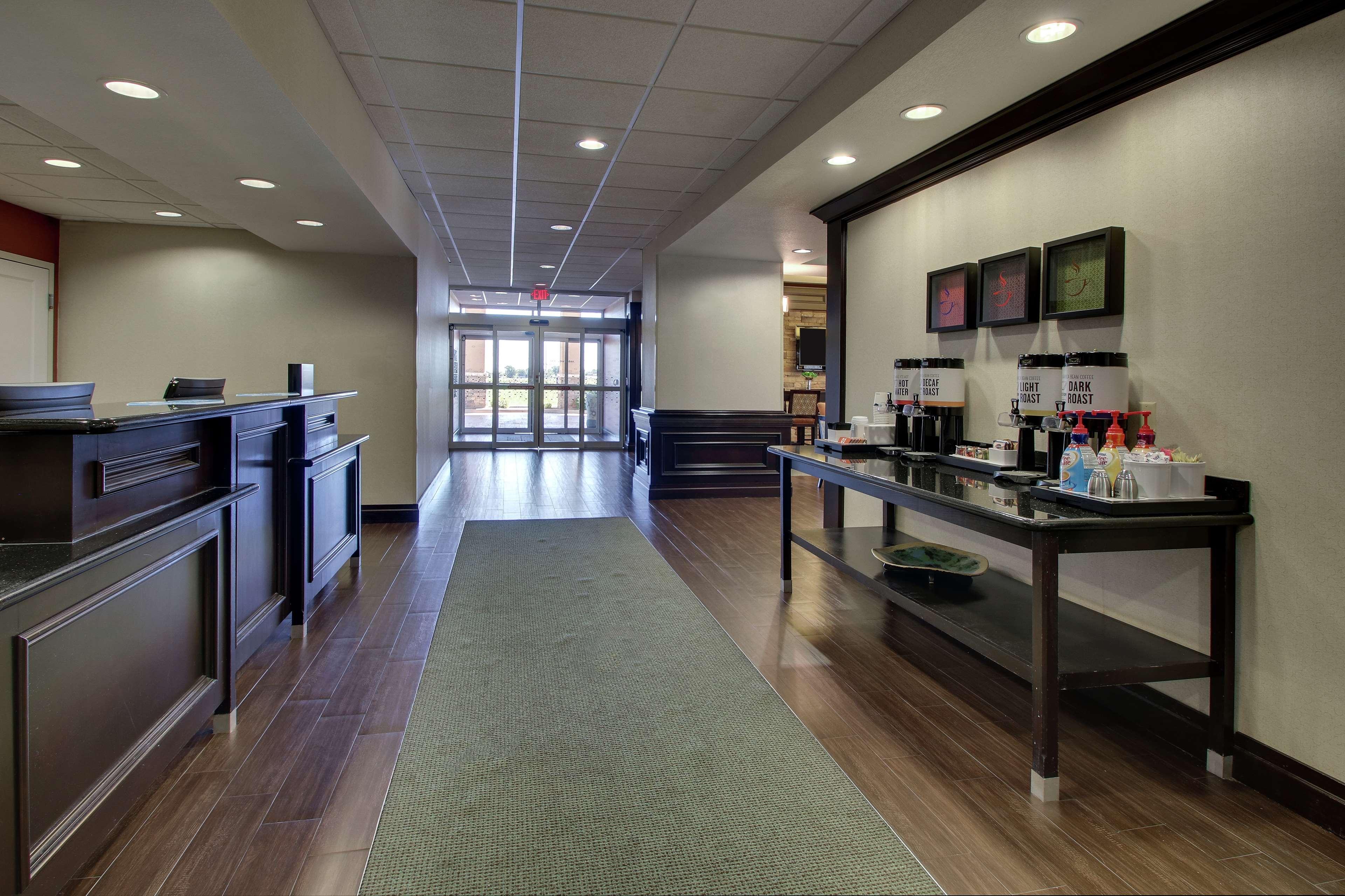 Hampton Inn Vernon Buitenkant foto