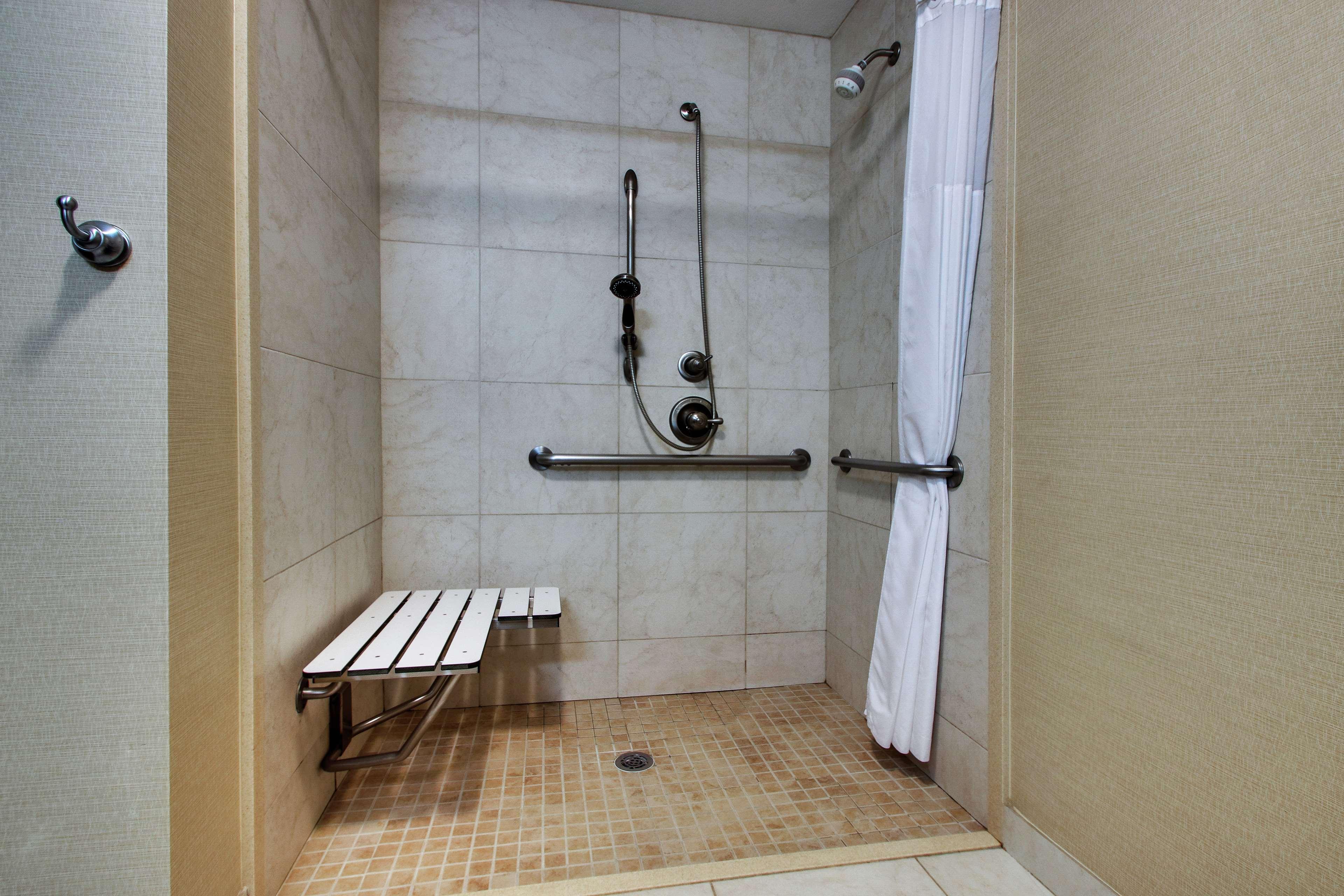 Hampton Inn Vernon Buitenkant foto