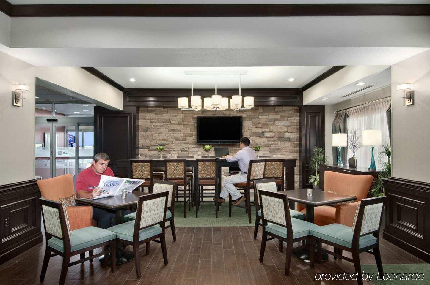 Hampton Inn Vernon Buitenkant foto